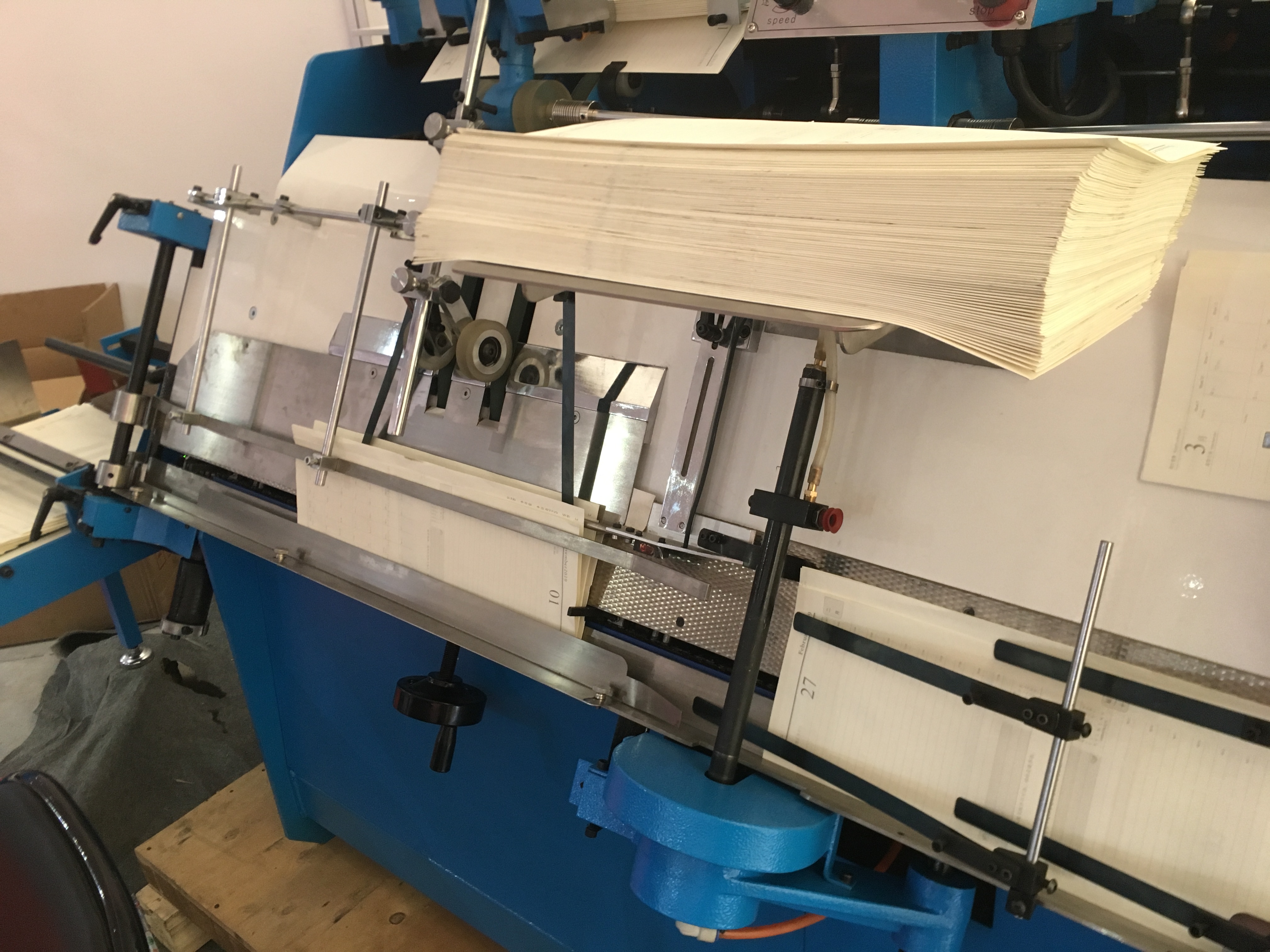 Automatische Signatur-Kippmaschine für Hardcover-Endpapiere