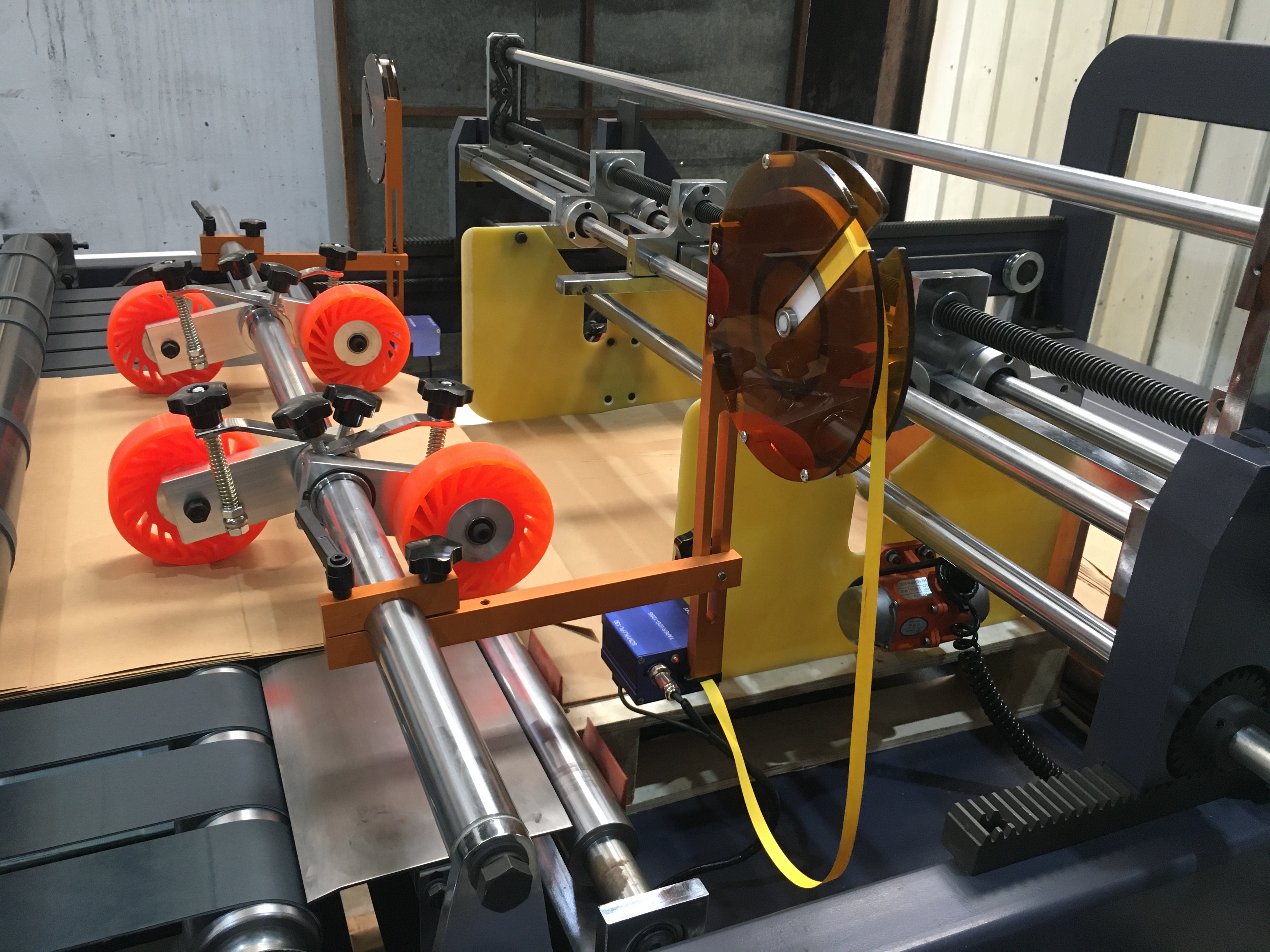 Automatische Papierrollenschneidemaschine durch rotierendes Messerschneiden.
