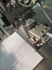 Blattpapier faltende Sammel- und Nähmaschine zur Herstellung von Notizbüchern